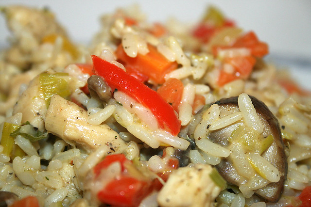 Bunte Gemüse-Reispfanne mit Hähnchenbrust – das Rezept
