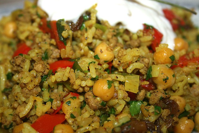 Curry-Reispfanne mit Hackfleisch, Kichererbsen & Rosinen – das Rezept