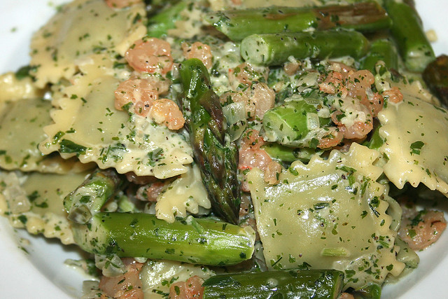 Ravioli mit gebratenen Garnelen & grünem Spargel in Kräutersahne – das Rezept