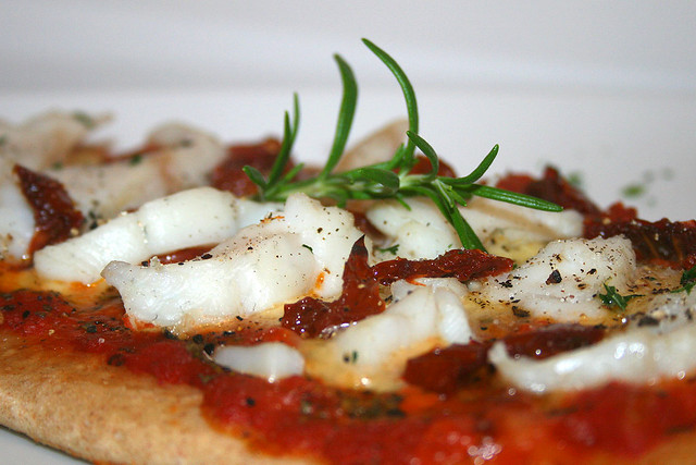 Dinkelpizza mit Zanderfilet & Tomatenstreifen – das Rezept
