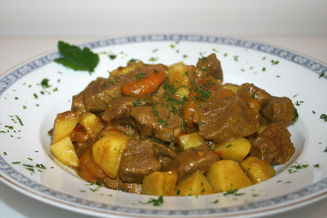 Lamm-Aprikosen-Curry mit Kartoffeln & Pinienkernen – das Rezept