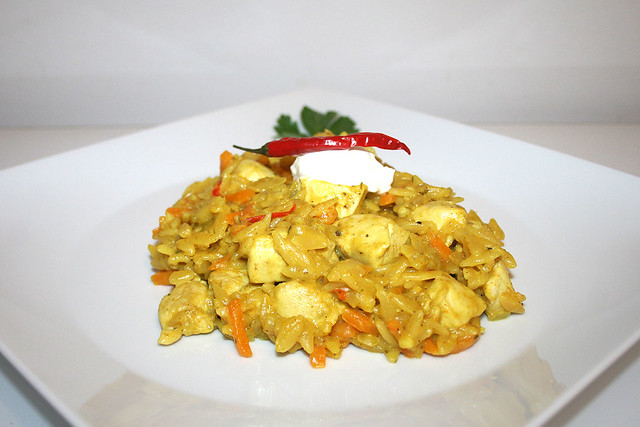 Curry-Kritharakipfanne mit Hähnchen & Möhren – das Rezept