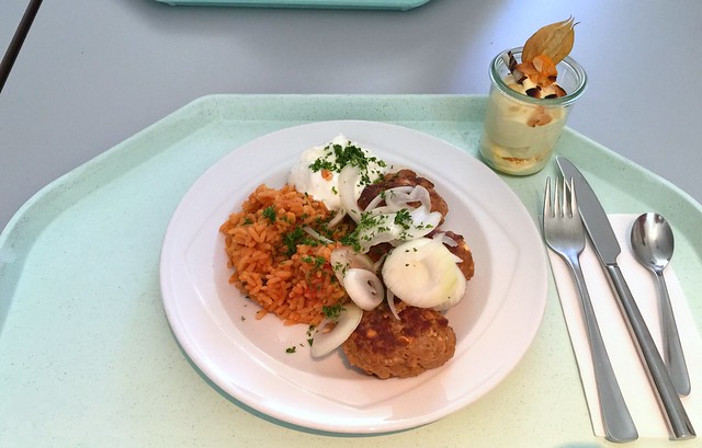 Bifteki mit frischen Zwiebeln und Tzatziki, dazu Djuvecreis [03.08.2015]