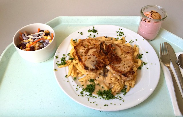 Schwabenteller – Minutensteaks mit Käsespätzle, Schwammerlsauce & Röstzwiebeln [01.09.2015]