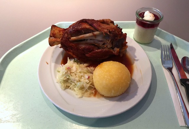 Knusprige Schweinshaxe mit Krautsalat & Kartoffelknödel [22.09.2015]