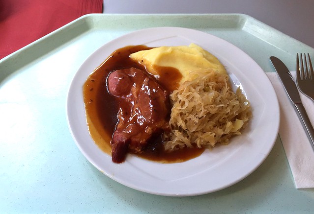 Geräuchertes Kasseler mit Sauerkraut, Bratensauce & Kartoffelpüree [12.10.2015]