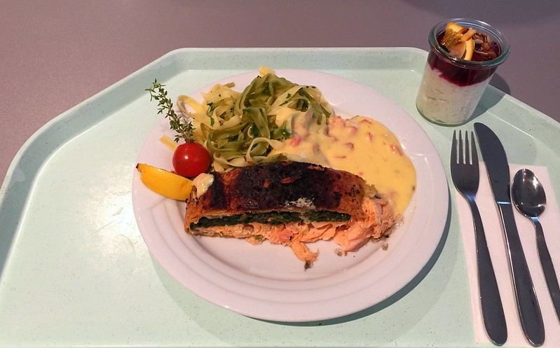 Lachs mit Blattspinat in Blätterteig an Tagliatelle mit Tomaten-Hollandaise [19.10.2015]