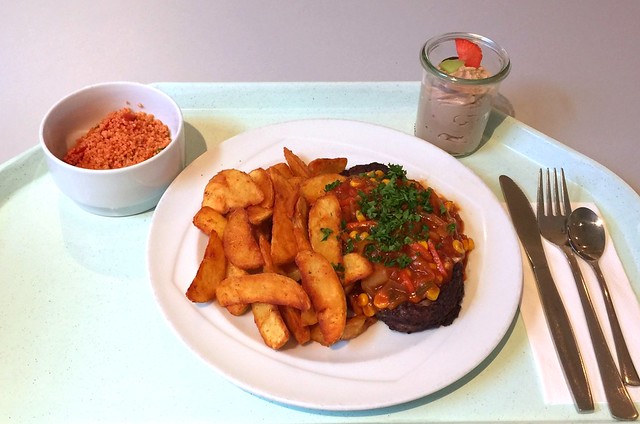 Rinderhacksteak mit Gemüsesalsa & Country Potatoes [27.10.2015]