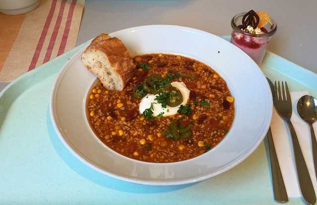 Chili con Carne mit Sauerrahm, Jalapenos & Baguette [02.11.2015]