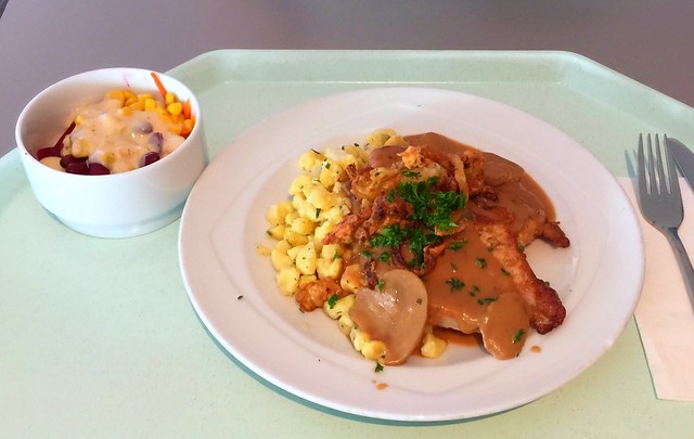 Schwabenteller – Minutensteaks mit Käsespätzle, Schwammerlsauce & Röstzwiebeln [03.11.2015]