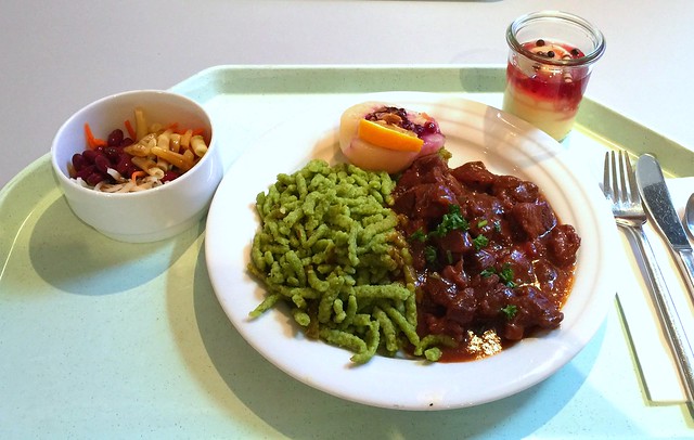 Saftiger Hirschgulasch mit Spinatspätzle & Preiselbeerbirne [09.11.2015]