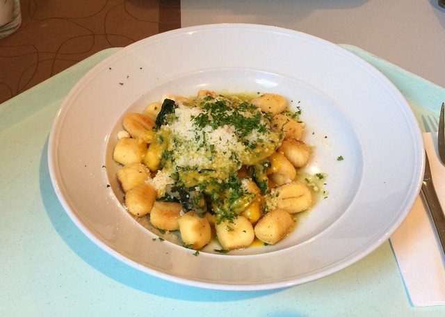 Gnocchi mit Austernpilzen, Egerlingen & Spinat in Kürbisrahmsauce [23.11.2015]