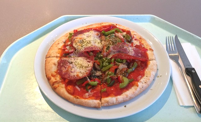 Ofenfrische Pizza mit Salami, Paprika & Champignons [19.01.2015]