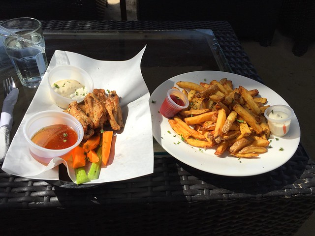 Chicken wings mit Honig-Knoblauch-Dip & Pommes Frites [05.06.2016]
