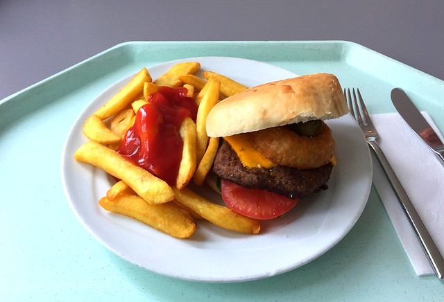 Chili-Cheeseburger mit frittiertem Zwiebelring & Steakhouse Pommes [27.07.2016]