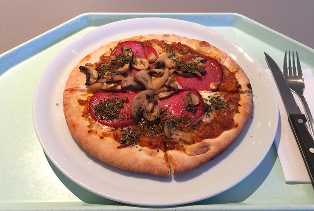 Ofenfrische Pizza mit Salami, Champignons & Mozzarella [21.10.2016]