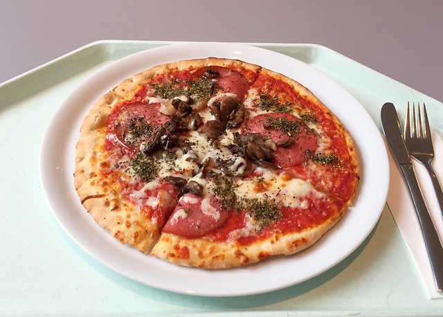 Ofenfrische Pizza mit Champignons, Salami & Mozzarella [02.06.2017]