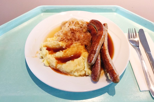 Schweinswürstl mit Sauerkraut, Bratensauce & Kartoffelstampf [28.01.2019]