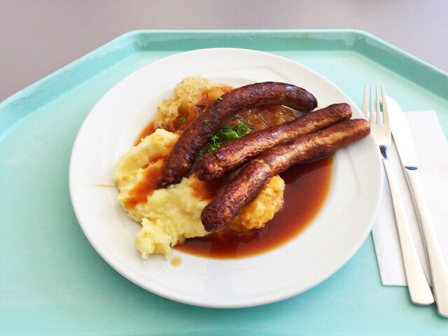 Schweinswürstl auf Sauerkraut mit Kartoffelpüree [21.03.2019]