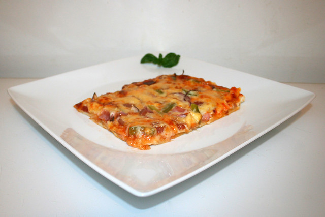 Einfache Salami-Paprika-Zwiebelpizza – das Kurzrezept