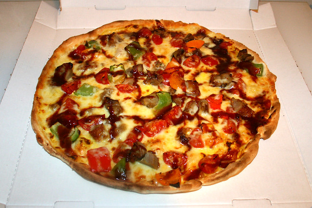 Pizza Shanghai mit Ente, BBQ-Sauce, Paprika, Hollandaise & Cheddar [01.07.2021]