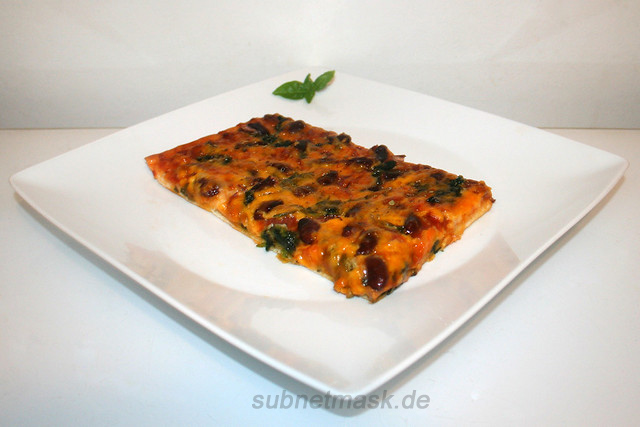 Spinat Salami Kidneybohnen Pizza mit Mozzarella & Cheddar – das Kurzrezept
