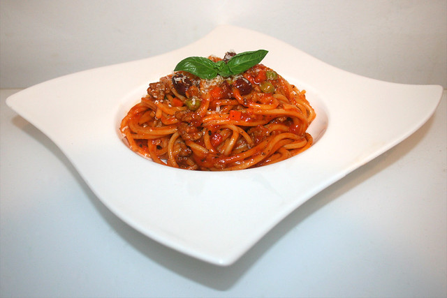 Spaghetti in Hackfleisch-Tomatensauce mit Möhren, Erbsen & Kidneybohnen – das Rezept