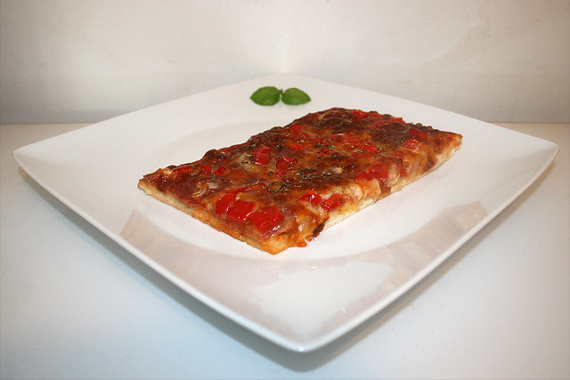 Pizza mit Hirschsalami, Paprika & Zwiebel
