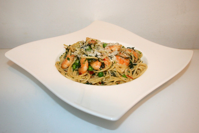 Spaghetti aglio olio mit Garnelen, Spinat & Erbsen – das Rezept