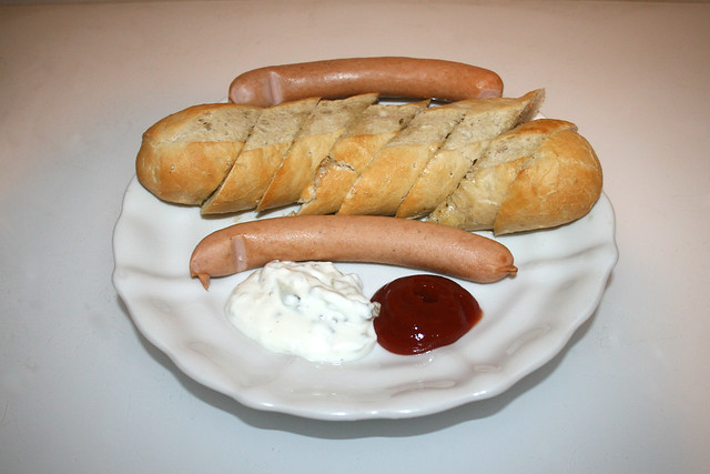 Knoblauchbaguette mit Wiener Würstchen, Tzatziki & Ketchup [27.08.2022]