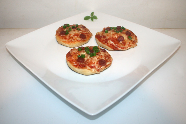Mini-Pizzen aus Sonntagsbrötchen – das Kurzrezept