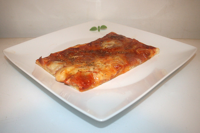 Pizza mit Salami, Zwiebeln & doppelt Mozzarella [06.11.2022]