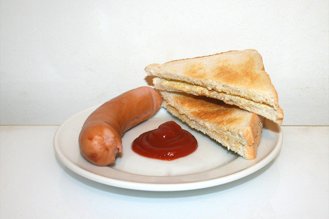 Heiße Bockwurst mit Toast & Ketchup [01.12.2022]