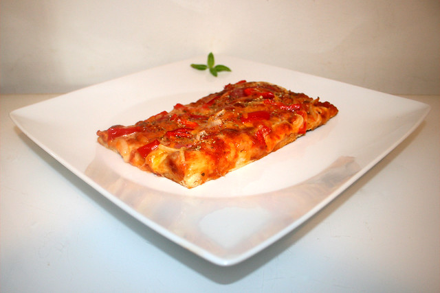 Pizza mit Salami, Paprika & Zwiebel [19.12.2022]
