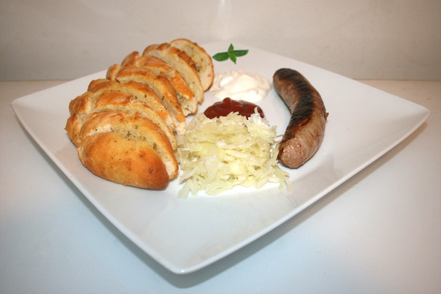 Bratwurst mit Krautsalat, Ketchup & Tzatziki an Knoblauchbaguette [20.12.2022]