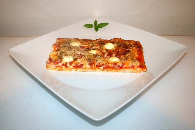 Chorizo-Salami-Pizza mit Speck & Zwiebel – das Kurzrezept
