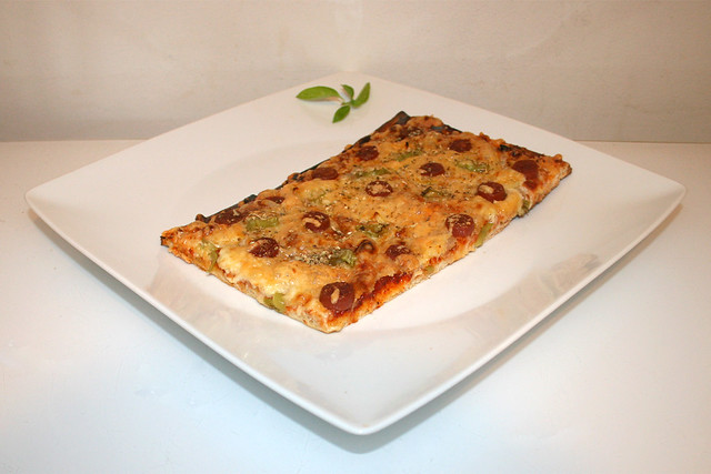 Salami-Peperoni-Zwiebel Pizza mit No Cook Pizzasauce – das Rezept