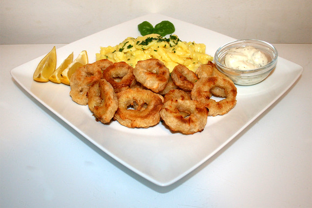 Gebackene Calamari mit Kartoffelsalat & Remoulade – das Kurzrezept
