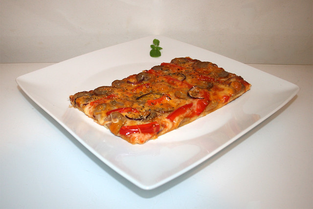Bratwurst-Pizza mit Paprika & Zwiebel – ein Resteverbrauch