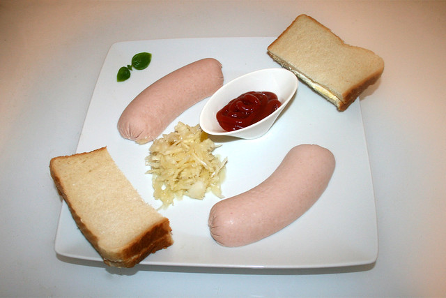 Heiße Fleischwurst mit Krautsalat & Brot [07.06.2023]